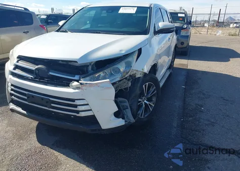2018 Toyota Highlander Le z USA, uszkodzony, nr VIN 5TDZARFH6JS037199